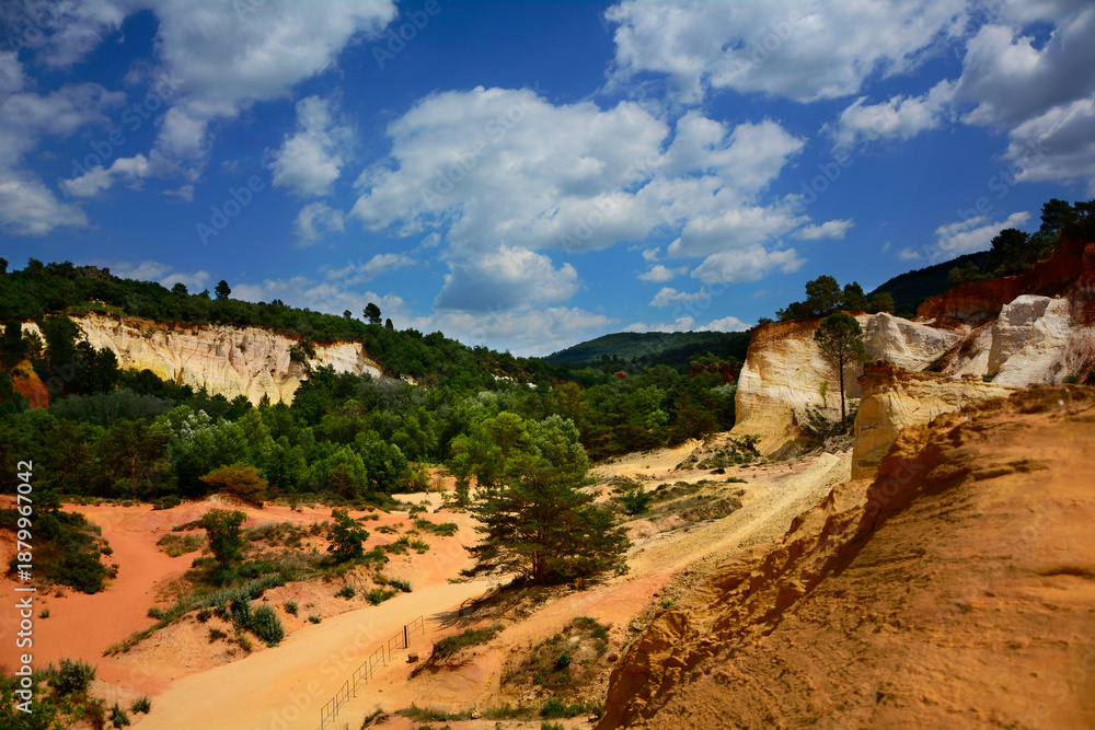 Fototapeta premium prowansja piekny kanion ochrowy, beautiful ocher canyon in Provence, ocher canyon, ocher canyon in provence, Colorado provençal, Provencal ocher canyon, Colorful former ochre , France