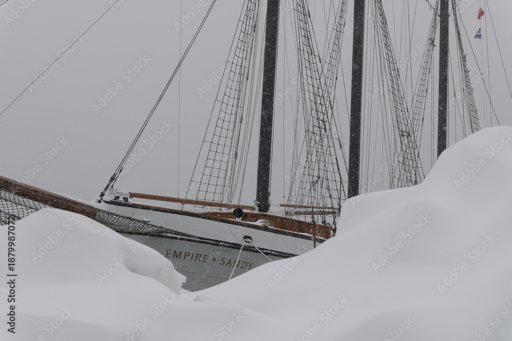 Obraz premium Empire Sandy tall ship in Toronto harbor during a snow storm on 2026-01-15 (Harbourfront Centre)