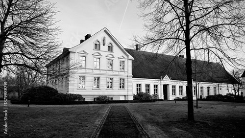 Obraz na płótnie Historic European Manor House with Symmetrical Architecture in Black and White
Grandeur in Monochrome: Beschreibt die Pracht des Hauses