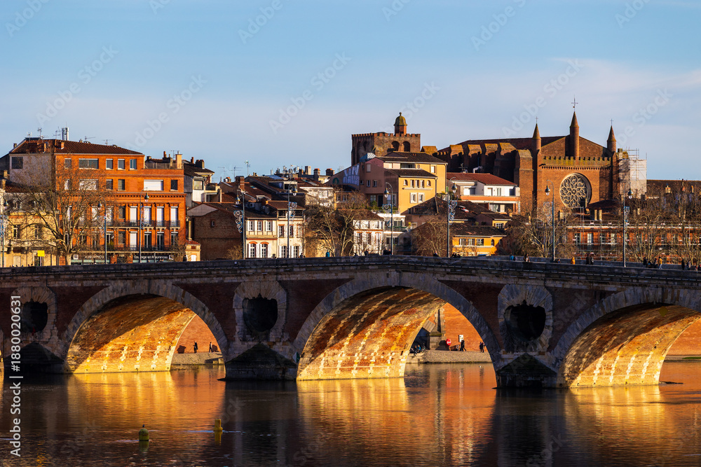 Fototapeta premium Panorama of Pont Neuf over the Garonne River in winter, Notre-Dame de la Dalbade Church and the Carmes district seen from Saint-Pierre Bridge in Toulouse