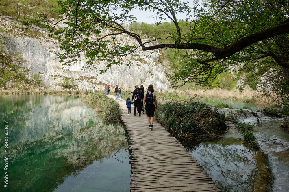 Obraz premium Plitvicka Jezera, Croacia - 04.20.2025: tourists on platform in Plitvice Lakes National Park