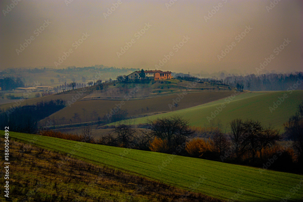 Fototapeta premium Panorami mattutini del Monferrato - Cuccaro - Alessandria - Piemonte - Italia