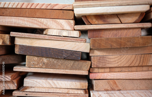 Nahaufnahme von gestapelten Holzplättchen unterschiedlicher Sorten
