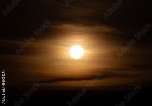 Sonne am dämmerigen Himmel