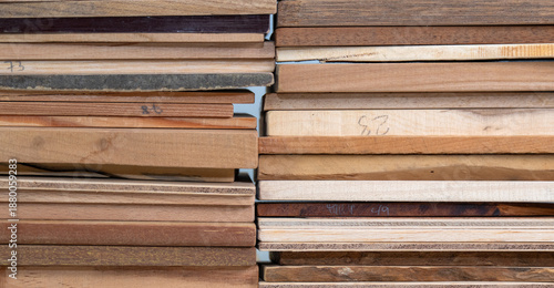 Nahaufnahme von gestapelten Holzplättchen unterschiedlicher Sorten