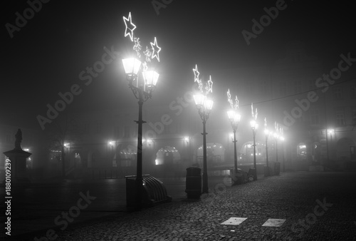 Ulice starego miasta w nocnym świetle latarni 