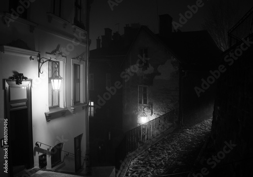 Ulice starego miasta w nocnym świetle latarni 