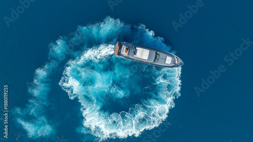 Bilde på lerret Dynamic Boat in the Deep Blue: A boat carves a mesmerizing path on the surface, leaving a trail of churning water in its wake