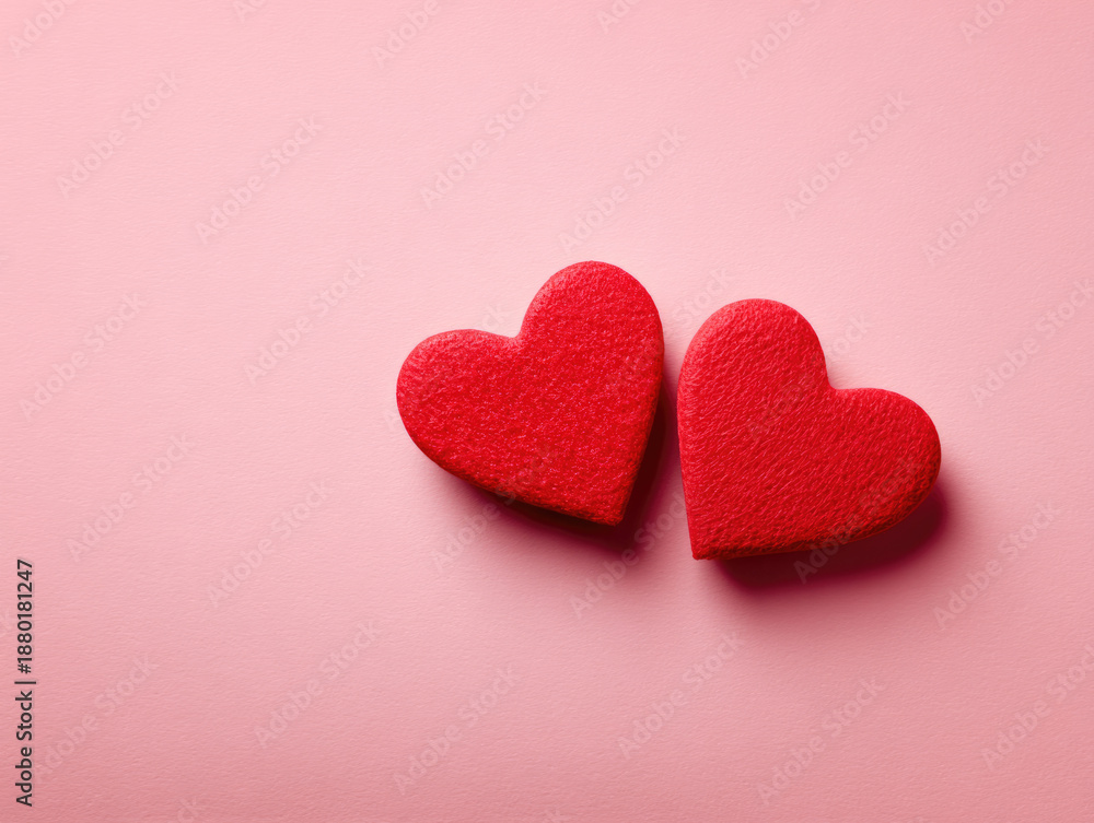 Obraz premium A couple red valentine hearts on pink background design for Valentine greeting casrd.