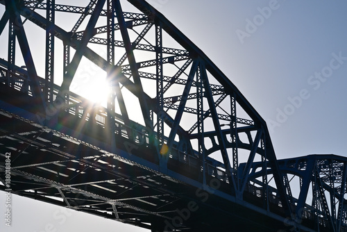 朝日に照らされた太田橋