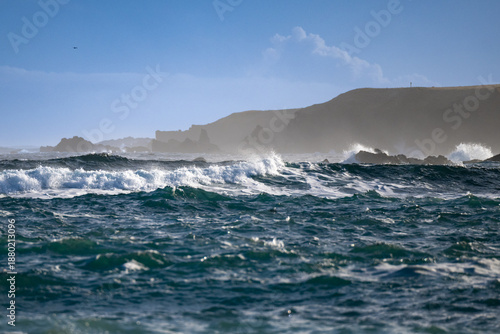 Tableau sur toile A rough sea of high waves, mist, whitecaps, foam, intense, rapid, strong wings moving turbulent green water onshore