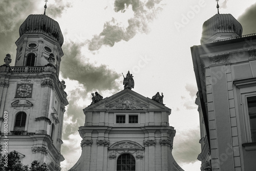 Fotografía Schwarz-Weiß-Fotografie des historischen Domplatzes in Passau, Bayern, mit dem imposanten Dom St
