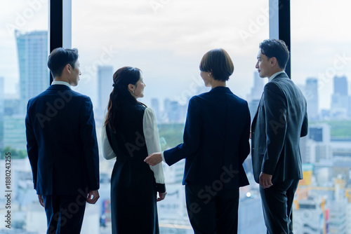 ビジネスパーソンの背中　立ち話　打ち合わせ