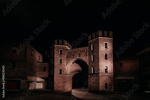 Nachtaufnahmen der Stadt Landshut in Niederbayern, Deutschland. Die Fotos zeigen die historische Altstadt, beeindruckende Architektur und die stimmungsvolle Beleuchtung der Stadt bei Nacht. Ein belieb