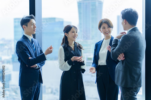 ビジネスパーソン　立ち話　打ち合わせ