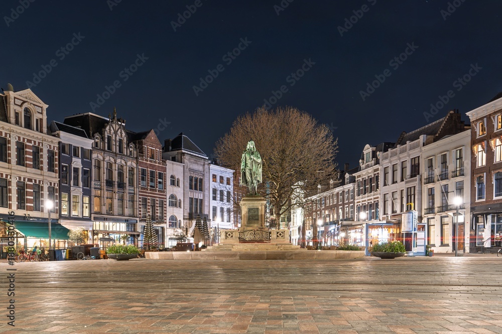 Obraz premium Explore the enchanting Grote Marktstraat in Haague at night, showcasing stunning Dutch architecture and a vibrant urban atmosphere, perfect for travel enthusiasts.