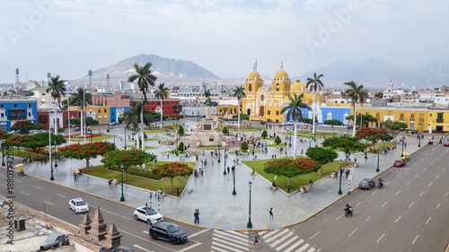 Φωτογραφία PANORAMIC AERIAL DRONE VIEW OF TRUJILLO PLAZA DE ARMAS, HISTORIC CITY CENTER OF