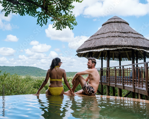 Fotografia Relaxing couple enjoying a scenic view at a luxurious lodge in Kruger National P