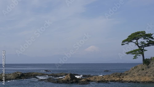 神奈川県横須賀市にある秋谷海岸は海と待つと富士山が見える日本らしい風景を見ることできる有名スポット
