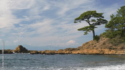 神奈川県横須賀市にある秋谷海岸は海と待つと富士山が見える日本らしい風景を見ることできる有名スポット
