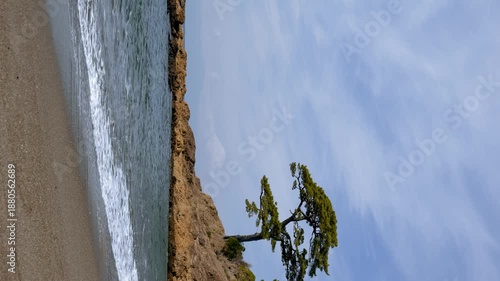 【縦動画】神奈川県横須賀市にある秋谷海岸は海と待つと富士山が見える日本らしい風景を見ることできる有名スポット
