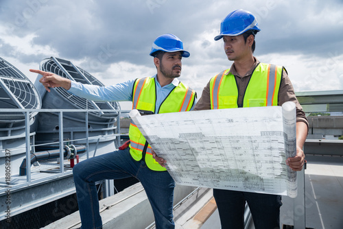 Bilde på lerret Engineers discussing building plans on rooftop site