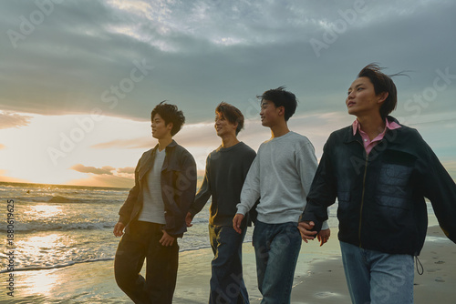 Quadro su tela 夕方の渚を歩く若い男性たち