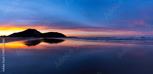 Fotografi Sunset lights on Berria beach in the municipality of Santoña, within the Santoña, Victoria and Joyel Marshes Natural Park