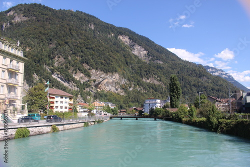 Fotografie Beautiful panoramic view of the turquoise Aare River flowing through Interlaken