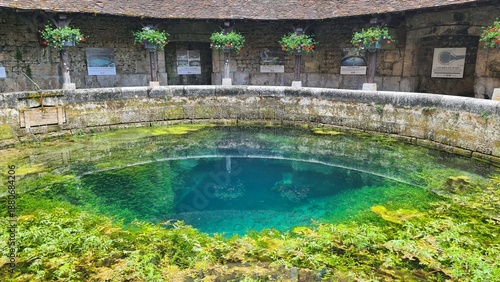 Foto Belle vue panoramique sur la Fosse Dionne de Tonnerre (Yonne, Bourgogne)