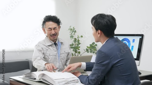 Wallpaper Mural オフィスで会議するビジネスパーソンと作業員のグループ Torontodigital.ca