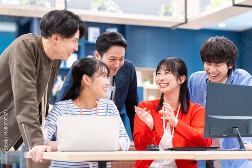 Foto オフィスでミーティングするエンジニア