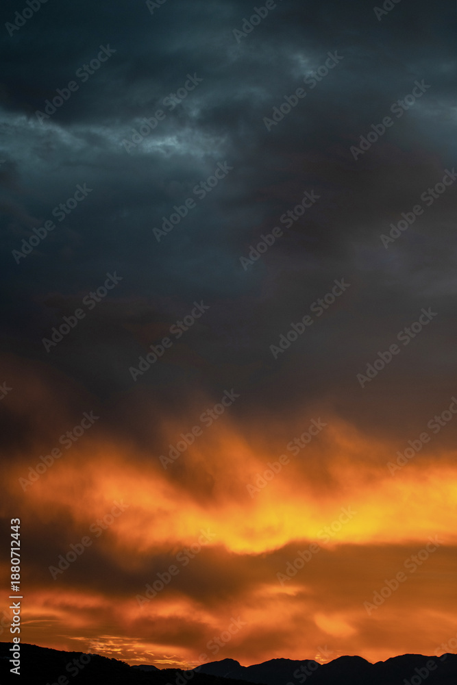 Obraz premium Ciel d'orage au coucher du soleil