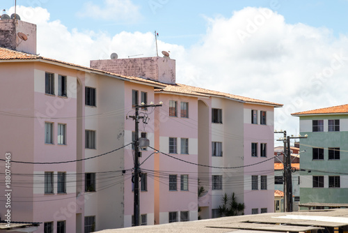 Foto Habitação popular subsidiada pelo governo em conjunto residencial urbano