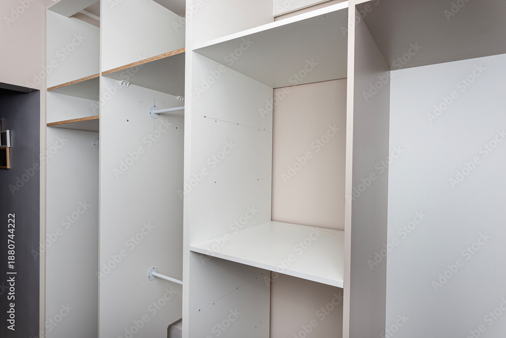 Obraz premium A carpenter assembling a wardrobe in a vestibule, a precise handiwork.