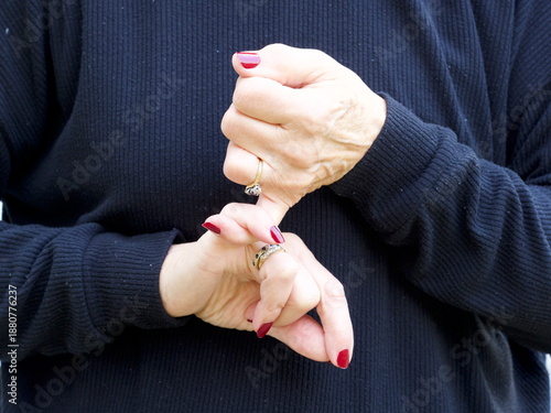 Quadro su tela A pair of hands signing the consonant letter 'S' in British Sign Language