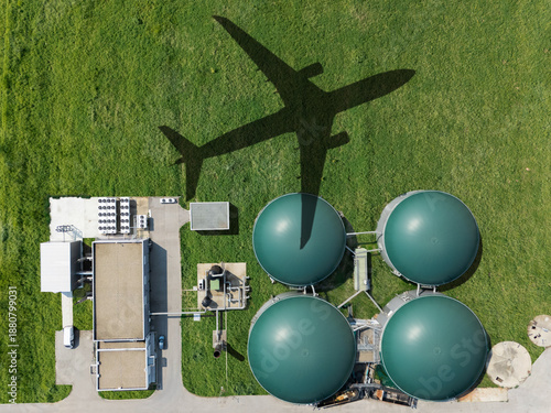Fotografía An airplane flies over a biogas plant