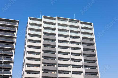 晴れた日のマンションのある風景