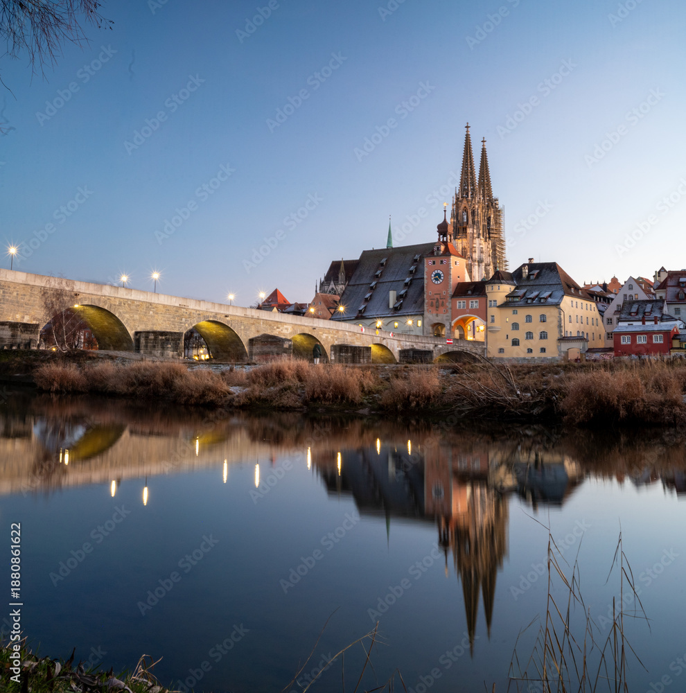 Fototapeta premium Views of the stone bridge, the danube and the old town of Regensburg on a cold winter afternoon