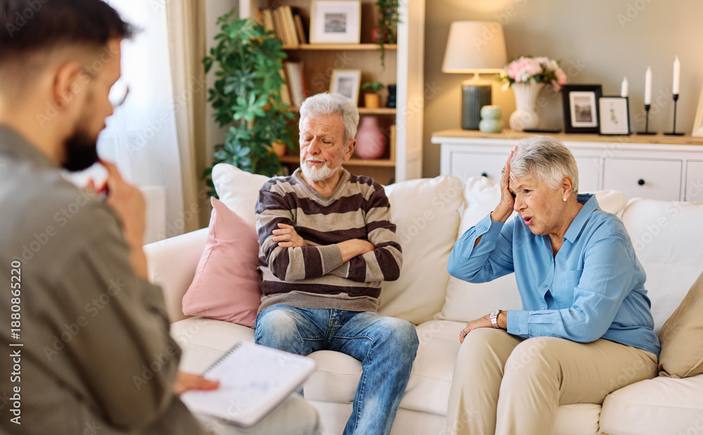 Obraz premium Mature couple consultation session with health therapiest or doctor at home or in doctor's office, or an insurance real estate agent