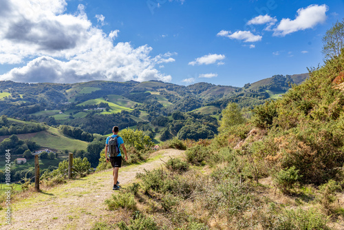 Jeune homme randonneur Pays Basque