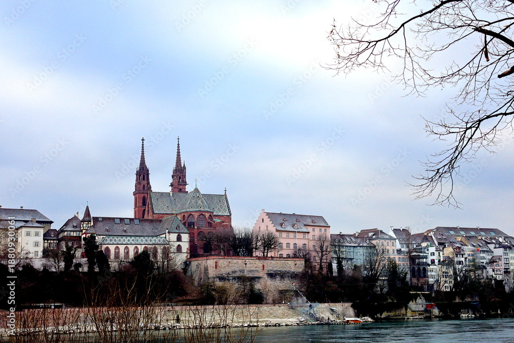 Obraz premium Das Münster über dem Rhein in Basel im Winter