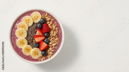 Ciotola di frullato ai frutti di bosco con banana, fragole, mirtilli su sfondo chiaro. Generative AI