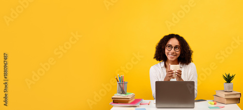 Photography A woman with curly hair is seated at a desk