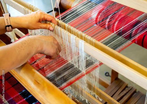 Making a linen mat on a hand loom