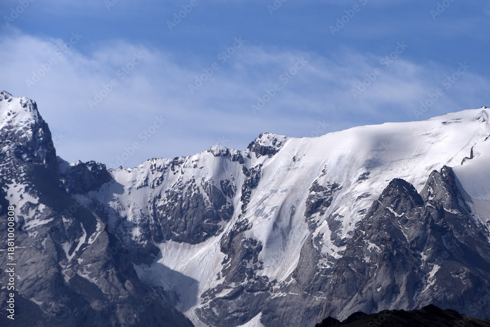 Fototapeta premium Ak-Sai-Tal - Schneebedeckte Gipfel des Tian-Shan-Gebirges 