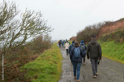 Foto Groupe de randonneurs seniors sur le sentier GR34 en Bretagne