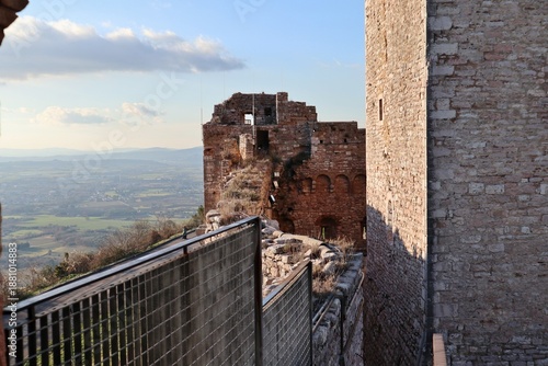 Assisi - Scorcio del muro di cinta di Rocca Maggiore dalla torre di guardia