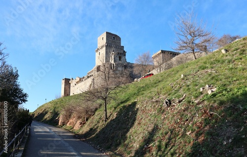 Assisi - Scorcio della Rocca Maggiore dalla strada di accesso