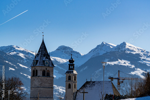 Blick über das verschneite Kitzbühel mit Bergen